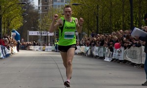 michiel snuverink (enschede) is de beste nederlander/twentenaar. hij is elfde in 2:35:43