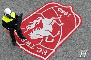 FC Twente logo en ME 2015-04-25 FC Twente - AZ - 0-2 - Hoa (196)