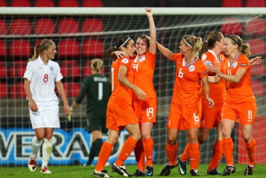 Nederlands vr elftal met juichende marlous Piëete