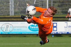 2014-10-04 Michiel Achterhoek moet  in de slotfase gestrekt naar de hoek en redt een punt voor SVZW