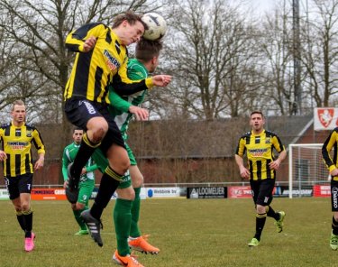 Wietse van 't Spijker kopt namens DOS'37 foto credits Jeroen Tempert